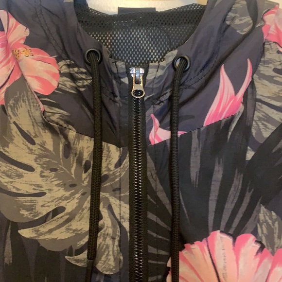 Hurley light windbreaker jacket. Sporty and fun! - Picture 4 of 5